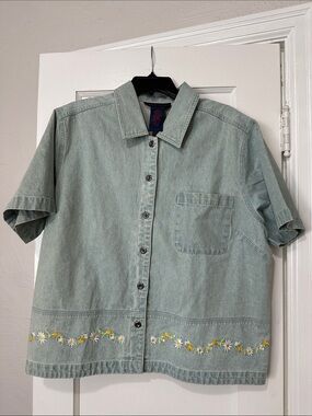 Women’s Y2K  Short-Sleeve Washed Denim Shirt with Embroidered Hem